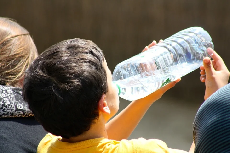 Boy drinking water - Drink plain water