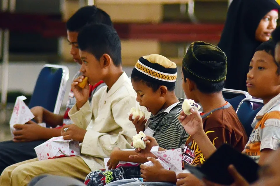 Children eating - Eat Slowly