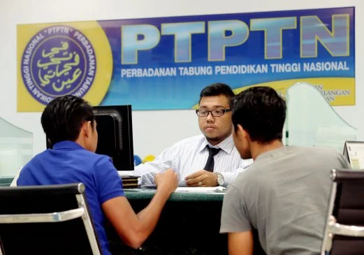 Students at PTPTN kiosk.