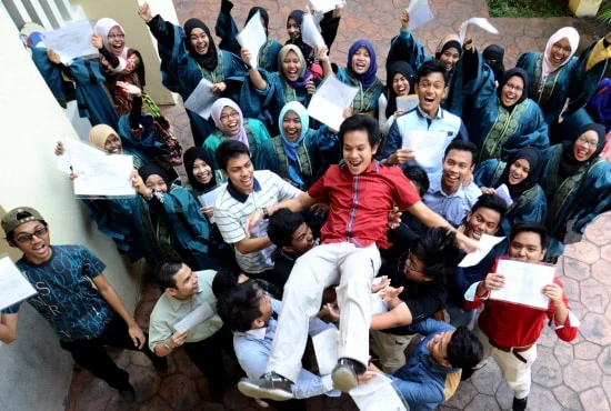 Malaysian Students celebrate at SPM Results 2018 Released