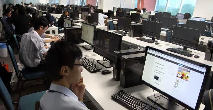 APU students in the computer lab.