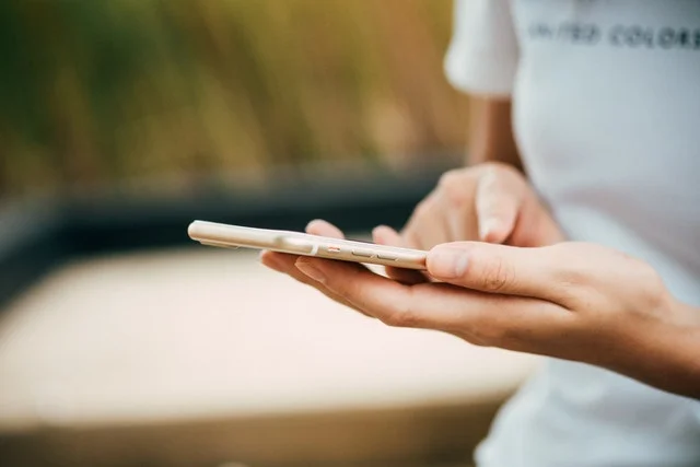 Hand holding a smartphone.