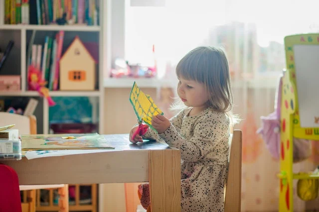 Child cutting a paper.