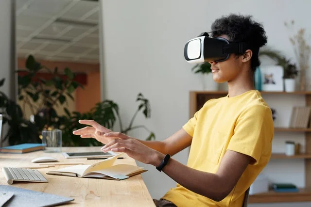 Male student using VR goggles in IR 4.0 Malaysia.